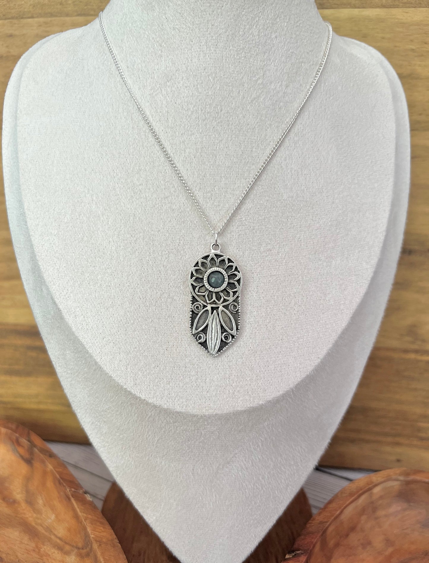 Flower power necklace