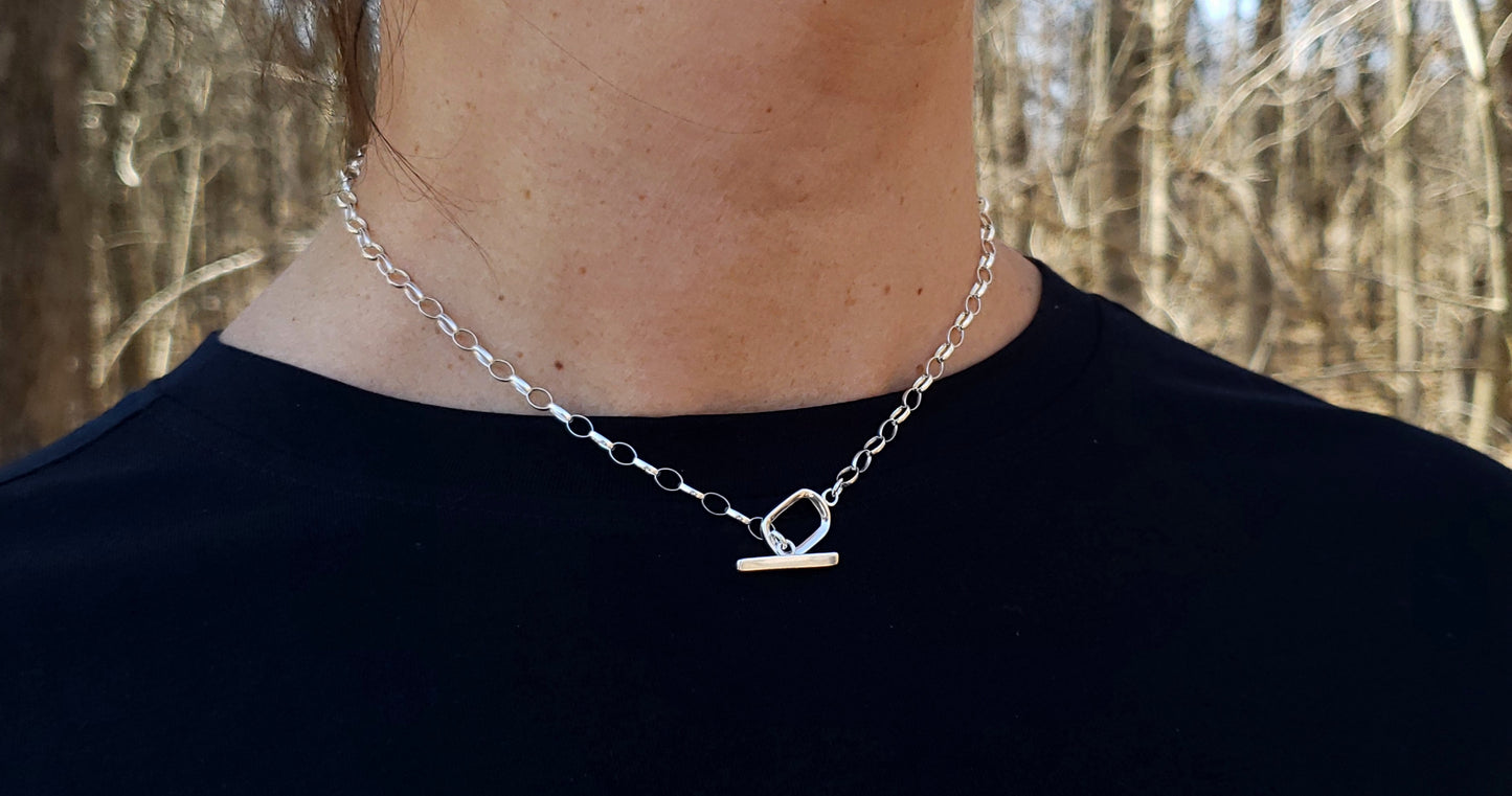 Toggle necklace with rolo chain