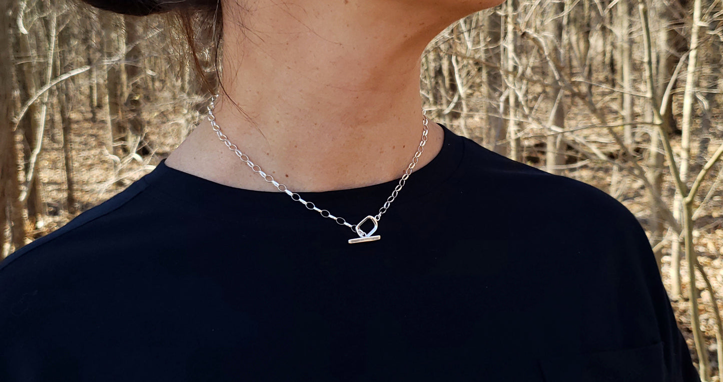 Toggle necklace with rolo chain